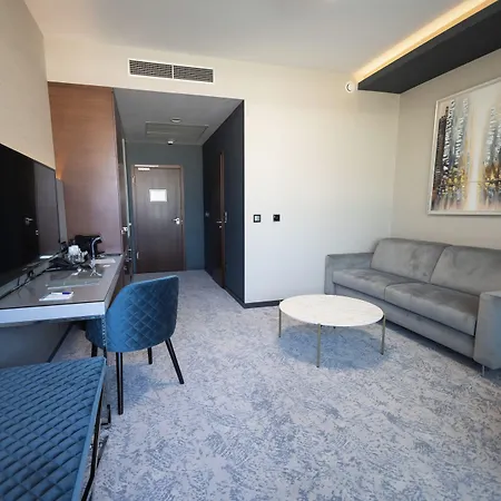 Tisia & Hotel 4*